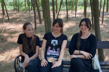 Copiii, casnici în grădina Maicii Domnului de la Mănăstirea Vladimirești – fotografia 7