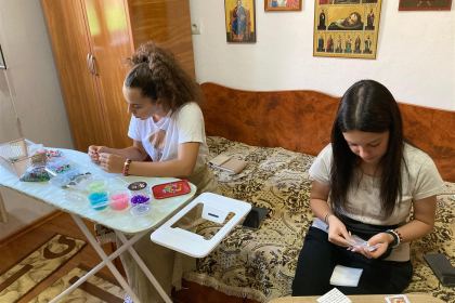 Copiii, casnici în grădina Maicii Domnului de la Mănăstirea Vladimirești – fotografia 8