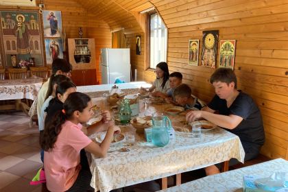 Copiii, casnici în grădina Maicii Domnului de la Mănăstirea Vladimirești – fotografia 16