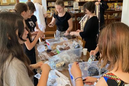 Copiii, casnici în grădina Maicii Domnului de la Mănăstirea Vladimirești – fotografia 10