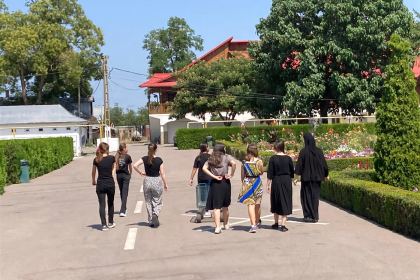 Copiii, casnici în grădina Maicii Domnului de la Mănăstirea Vladimirești – fotografia 30