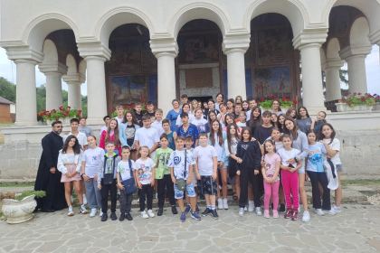 Excursie pentru 74 de copii din Parohia Umbrăreşti I – fotografia 1