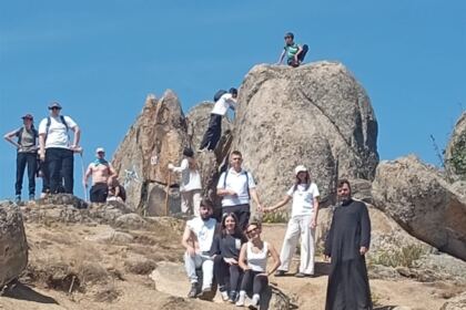 Drumeția tinerilor din Parohia „Adormirea Maicii Domnului” Tecuci, în Munții Dobrogei – fotografia 1