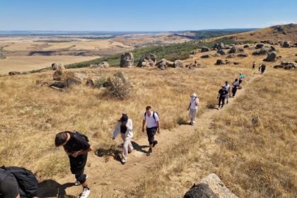 Drumeția tinerilor din Parohia „Adormirea Maicii Domnului” Tecuci, în Munții Dobrogei – fotografia 2