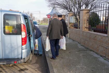 Daruri pentru familiile nevoiaşe şi bătrânii bolnavi – fotografia 6
