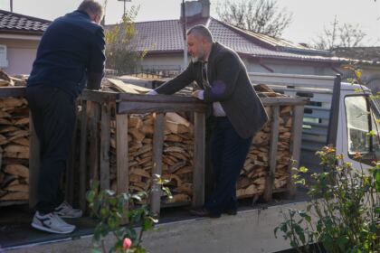 Daruri pentru familiile nevoiaşe şi bătrânii bolnavi – fotografia 8