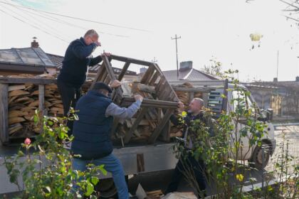 Daruri pentru familiile nevoiaşe şi bătrânii bolnavi – fotografia 11