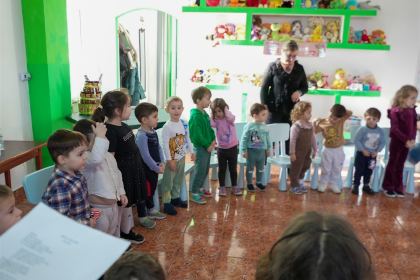 Daruri pentru copiii de la Grădiniţa parohială „Familia“ – fotografia 5