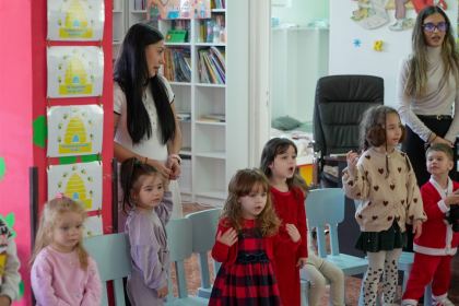 Daruri pentru copiii de la Grădiniţa parohială „Familia“ – fotografia 6