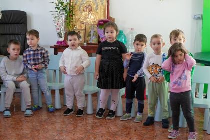 Daruri pentru copiii de la Grădiniţa parohială „Familia“ – fotografia 7