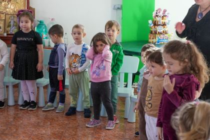 Daruri pentru copiii de la Grădiniţa parohială „Familia“ – fotografia 8