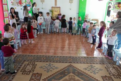 Daruri pentru copiii de la Grădiniţa parohială „Familia“ – fotografia 9