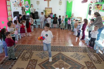 Daruri pentru copiii de la Grădiniţa parohială „Familia“ – fotografia 10