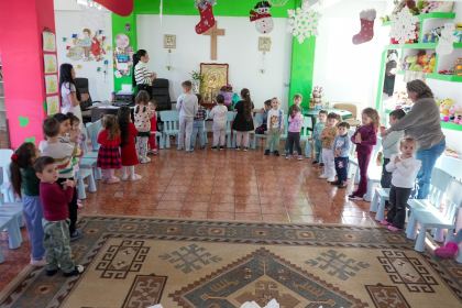 Daruri pentru copiii de la Grădiniţa parohială „Familia“ – fotografia 11