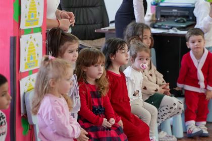 Daruri pentru copiii de la Grădiniţa parohială „Familia“ – fotografia 12