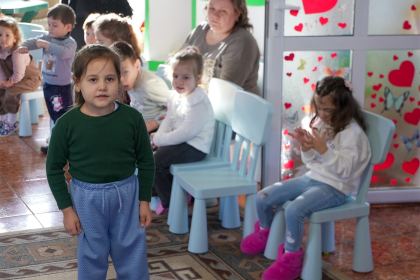 Daruri pentru copiii de la Grădiniţa parohială „Familia“ – fotografia 13