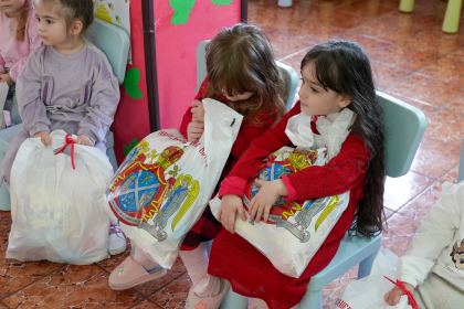 Daruri pentru copiii de la Grădiniţa parohială „Familia“ – fotografia 16