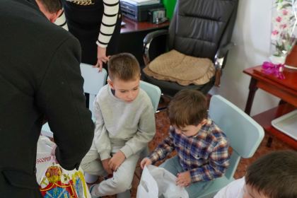 Daruri pentru copiii de la Grădiniţa parohială „Familia“ – fotografia 17