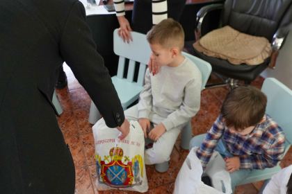 Daruri pentru copiii de la Grădiniţa parohială „Familia“ – fotografia 18