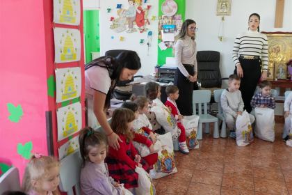 Daruri pentru copiii de la Grădiniţa parohială „Familia“ – fotografia 19