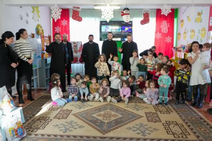 Daruri pentru copiii de la Grădiniţa parohială „Familia“ – fotografia 21