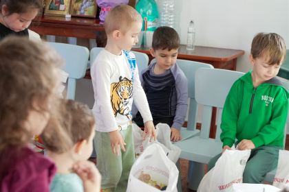 Daruri pentru copiii de la Grădiniţa parohială „Familia“ – fotografia 23