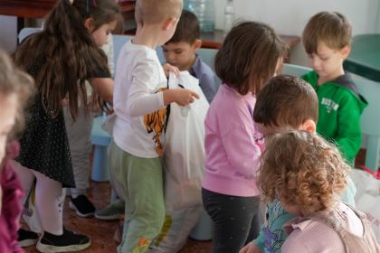 Daruri pentru copiii de la Grădiniţa parohială „Familia“ – fotografia 24