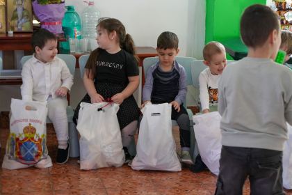 Daruri pentru copiii de la Grădiniţa parohială „Familia“ – fotografia 25