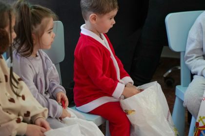 Daruri pentru copiii de la Grădiniţa parohială „Familia“ – fotografia 26