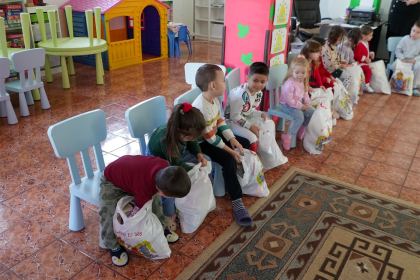 Daruri pentru copiii de la Grădiniţa parohială „Familia“ – fotografia 27