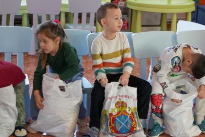 Daruri pentru copiii de la Grădiniţa parohială „Familia“ – fotografia 28