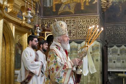 Slujire arhierească şi Concert de colinde la Catedrala arhiepiscopală din Galaţi – fotografia 14
