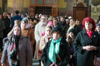 Slujire arhierească şi Concert de colinde la Catedrala arhiepiscopală din Galaţi – fotografia 15
