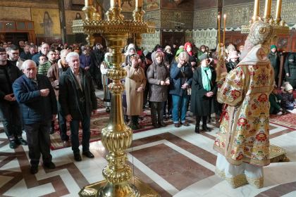 Slujire arhierească şi Concert de colinde la Catedrala arhiepiscopală din Galaţi – fotografia 18