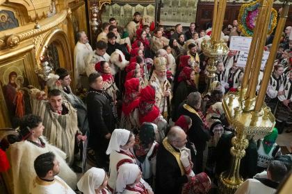 Slujire arhierească şi Concert de colinde la Catedrala arhiepiscopală din Galaţi – fotografia 36