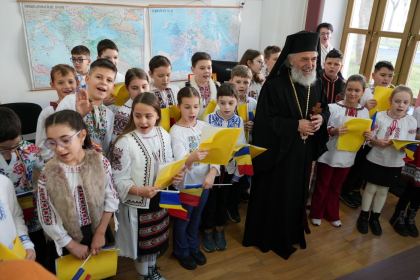 Simpozion studenţesc dedicat Sfinţilor Trei Ierarhi, la Galaţi – fotografia 12