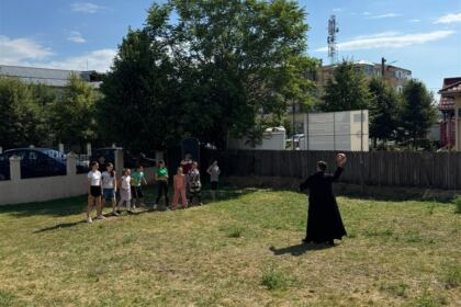 Momente de bucurie şi relaxare pentru copiii din Parohia Stăncuţa – fotografia 7