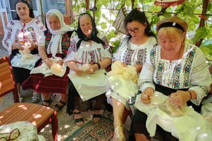 Șezătoare tradițională în Parohia Vameș, judeţul Galaţi – fotografia 3