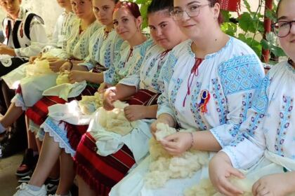 Șezătoare tradițională în Parohia Vameș, judeţul Galaţi – fotografia 4