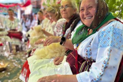 Șezătoare tradițională în Parohia Vameș, judeţul Galaţi – fotografia 6