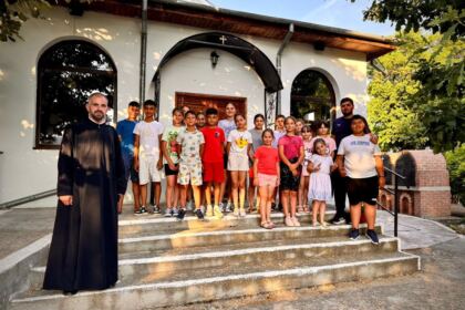 Bucuria vacanței trăită în curtea bisericii de la țară! – fotografia 1