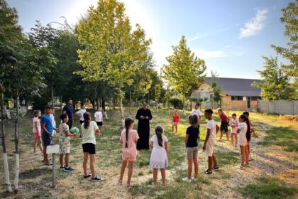 Bucuria vacanței trăită în curtea bisericii de la țară! – fotografia 10