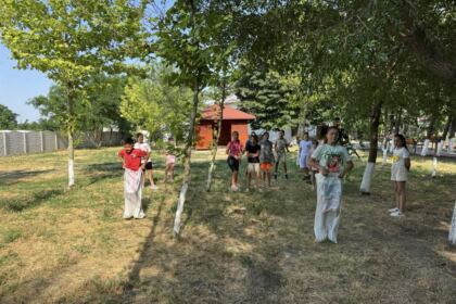 Bucuria vacanței trăită în curtea bisericii de la țară! – fotografia 5