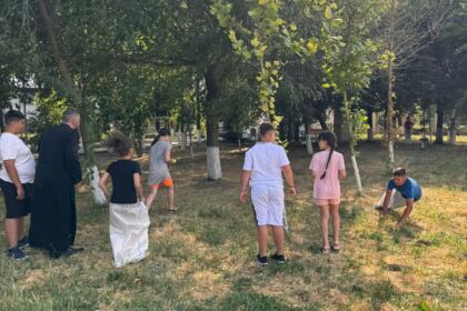 Bucuria vacanței trăită în curtea bisericii de la țară! – fotografia 6