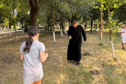 Bucuria vacanței trăită în curtea bisericii de la țară! – fotografia 7