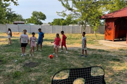 Bucuria vacanței trăită în curtea bisericii de la țară! – fotografia 8