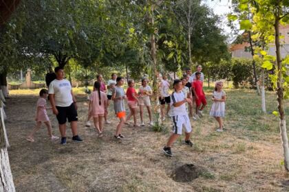 Bucuria vacanței trăită în curtea bisericii de la țară! – fotografia 9