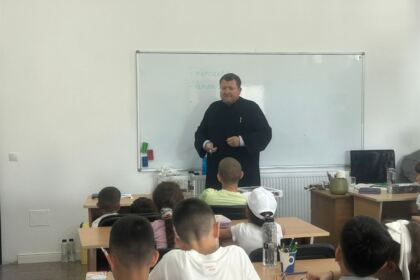 „Vacanţa din pridvorul Bisericii“ în Parohia gălăţeană „Sf. Împăraţi“ – fotografia 5