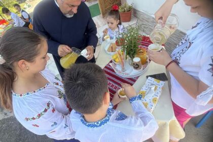 O zi plină de culoare și de bucurie în Parohia Izvoarele, județul Galați – fotografia 14