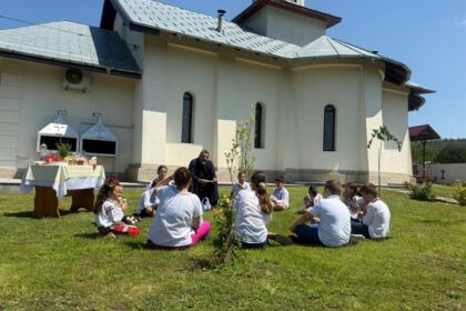 O zi plină de culoare și de bucurie în Parohia Izvoarele, județul Galați – fotografia 16